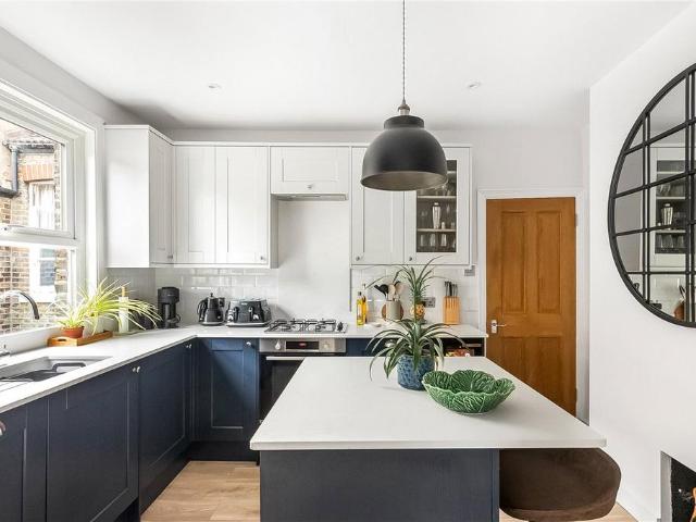 Flat for sale in London Borough of Wandsworth, Greater London