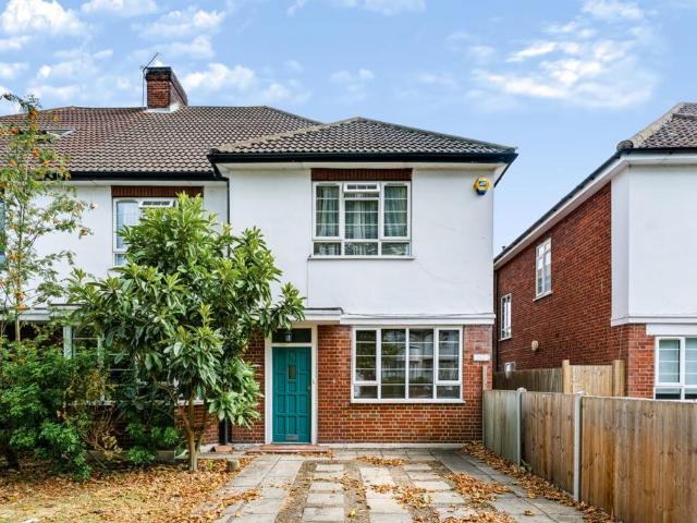 Flat for sale in Brondesbury, Greater London