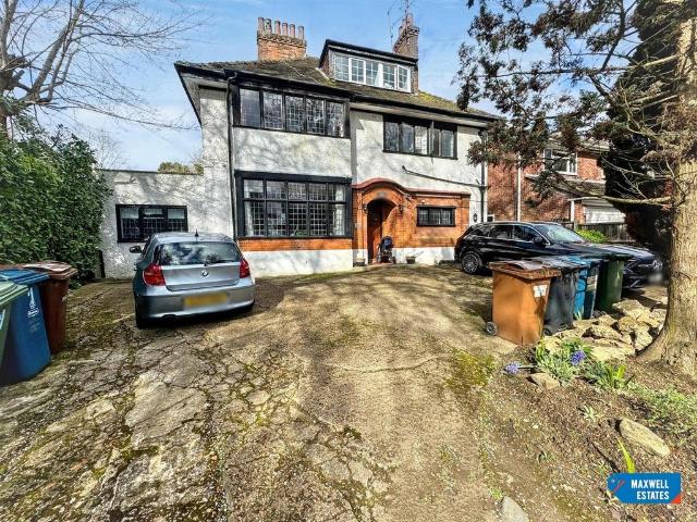Flat for sale in Hatch End, Greater London