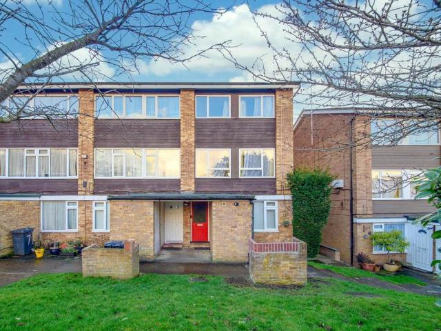 Flat for sale in Elstree and Borehamwood, Borehamwood