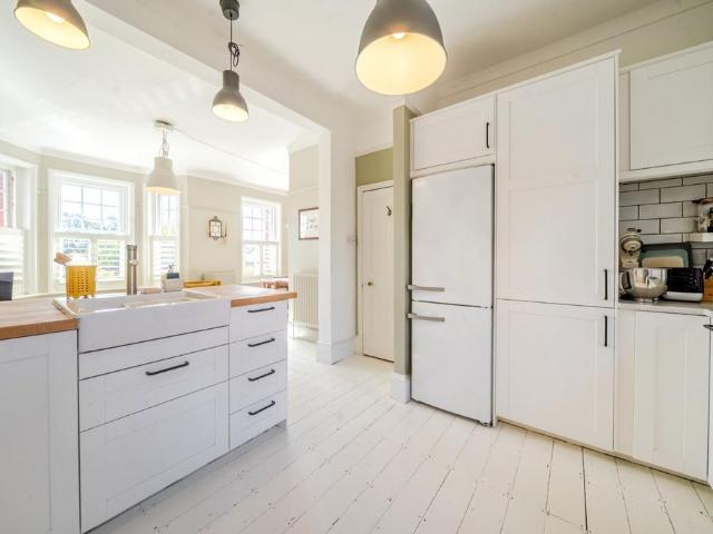 Flat for sale in Streatham Hill, Greater London