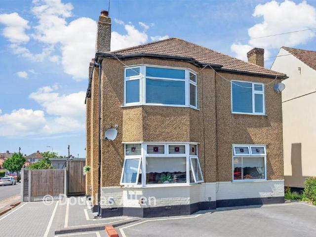 Flat for sale in Hornchurch, Greater London