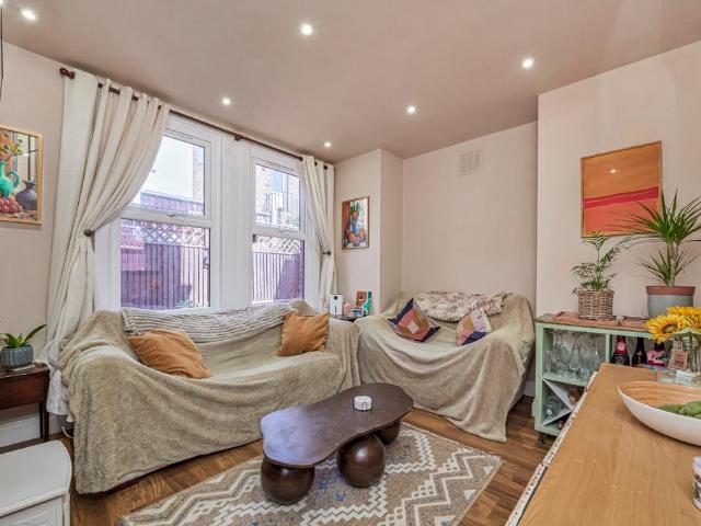 Flat for sale in Streatham Hill, Greater London