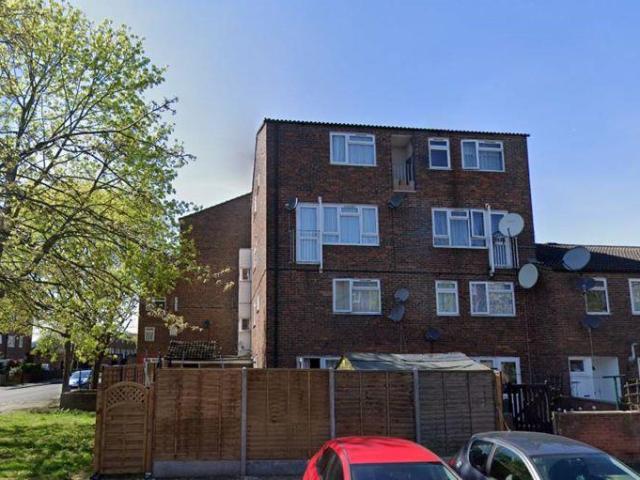 Flat for sale in London Borough of Ealing, Greenford
