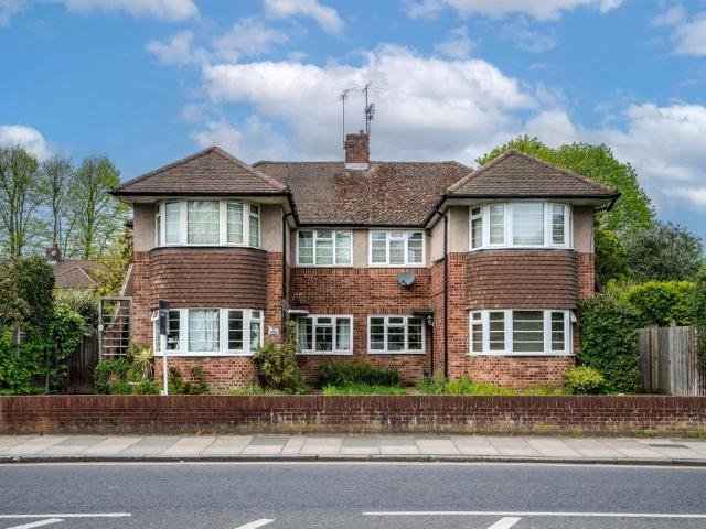 Flat for sale in Strawberry Hill, Greater London