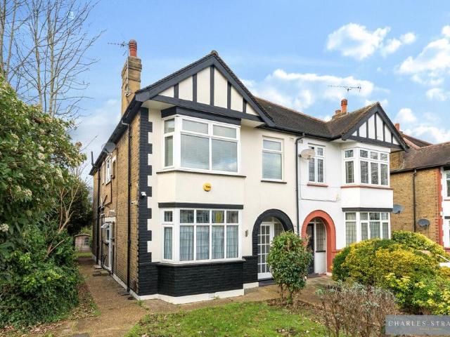Flat for sale in Gidea Park, Greater London
