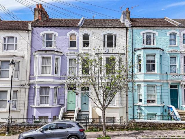 Flat for sale in Bohemia, Guestling Green