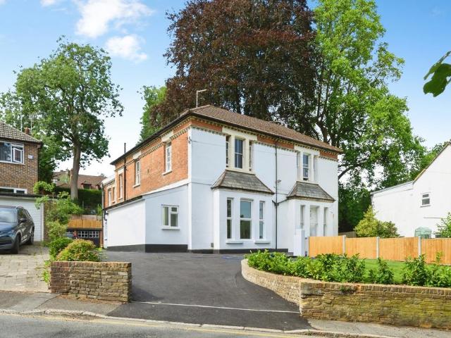 Flat for sale in London Borough of Croydon, Kenley