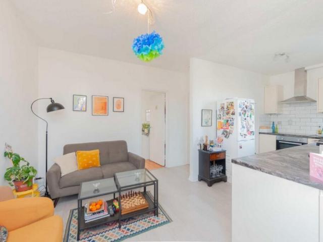 Flat for sale in North Kensington, Greater London