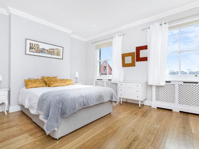 Flat for sale in Brompton, Greater London