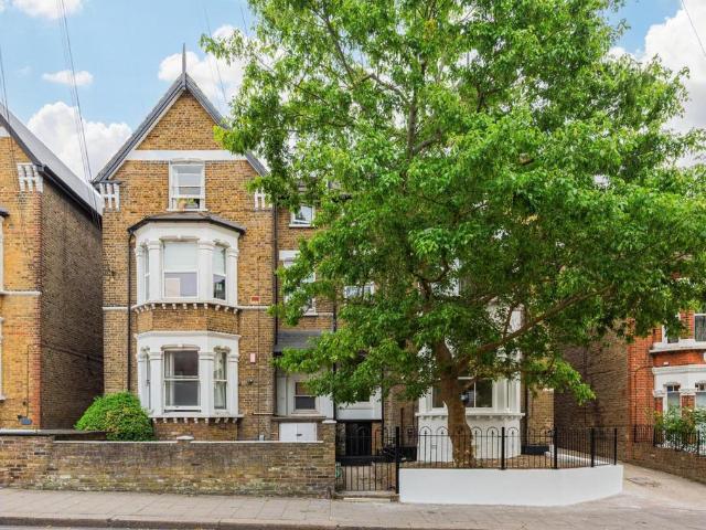 Flat for sale in Earlsfield, Greater London