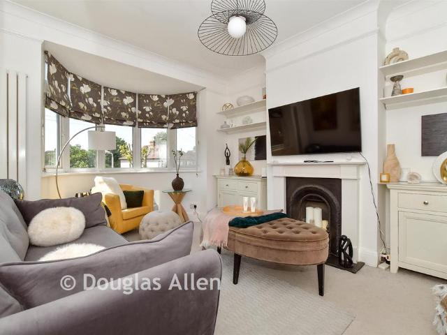 Flat for sale in Gidea Park, Greater London
