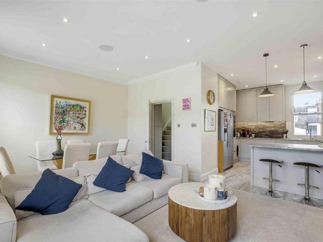 Flat for sale in Fulham, Greater London