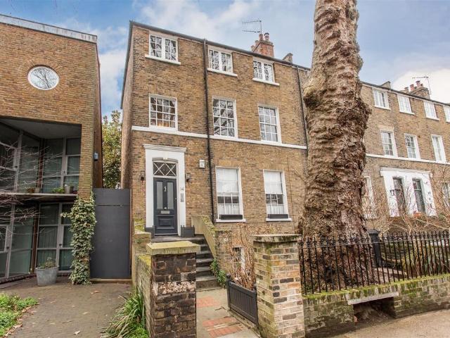 Flat for sale in Mile End, Greater London