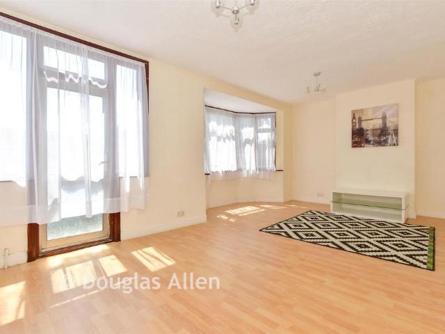 Flat for sale in Chapel End, Highams Park