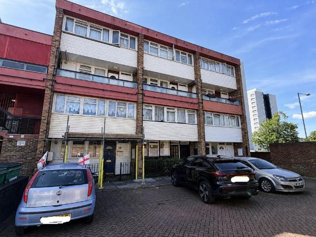 Flat for sale in Grays, Essex
