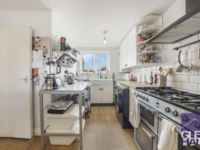 Flat for sale in Brunswick Park, Greater London