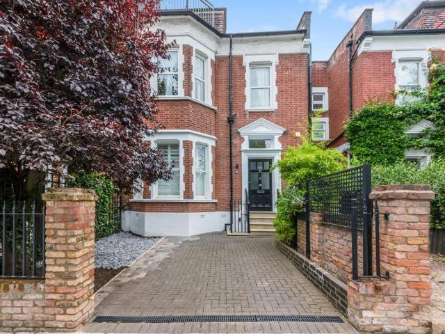 Flat for sale in Cricklewood, Greater London