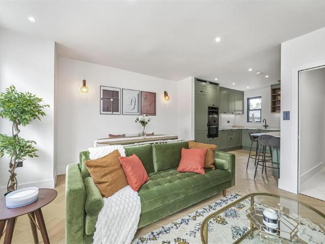 Flat for sale in Earlsfield, Greater London