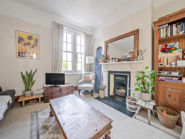 Flat for sale in London Borough of Ealing, Greater London