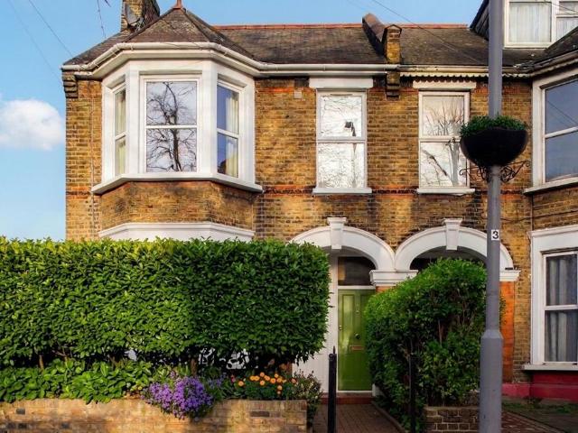 Flat for sale in Leyton, Greater London