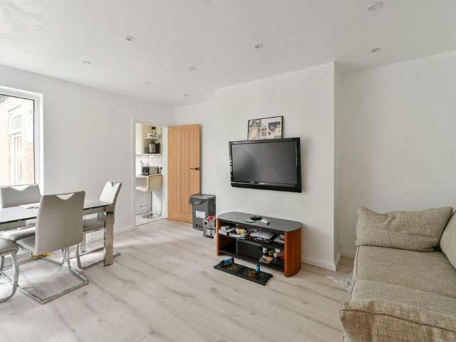 Flat for sale in London Borough of Merton, Mitcham