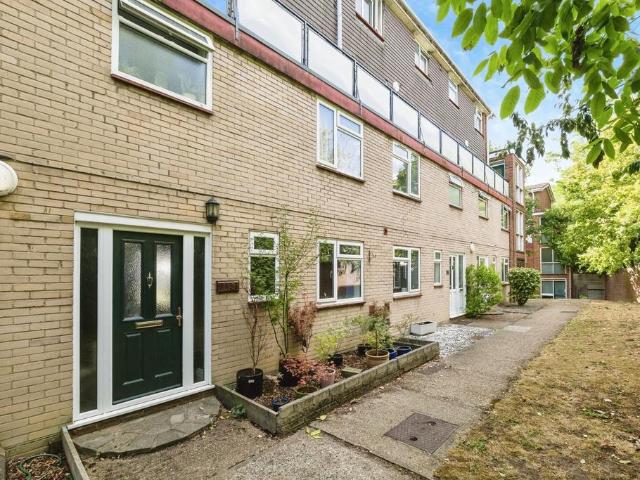 Flat for sale in Hornchurch, Greater London