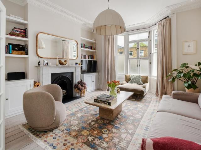 Flat for sale in Shacklewell, Greater London