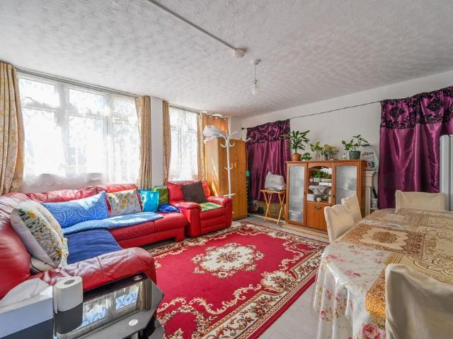 Flat for sale in Canary Wharf, Greater London