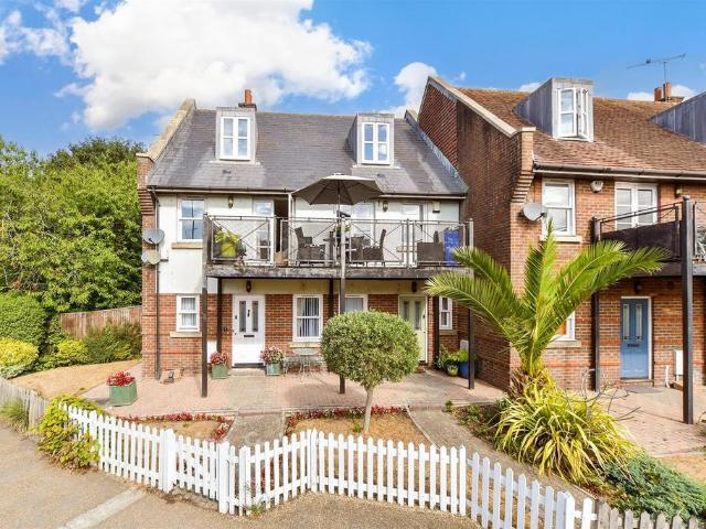 Flat for sale in Arundel, Clapham