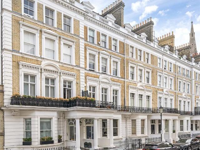 Flat for sale in Brompton, Greater London