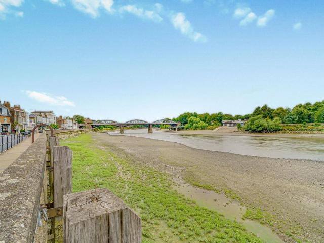 Flat for sale in Mortlake, Greater London