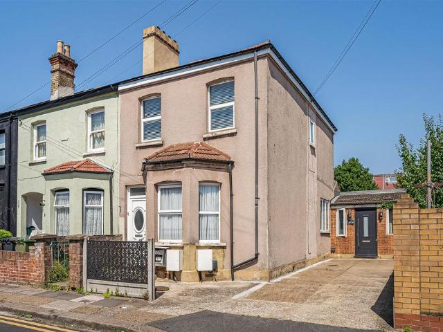 Flat for sale in Leyton, Greater London