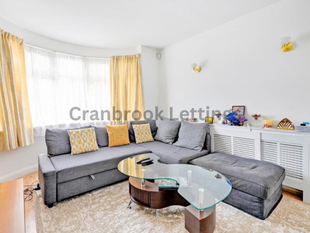 Flat for sale in Chigwell, Grange Hill