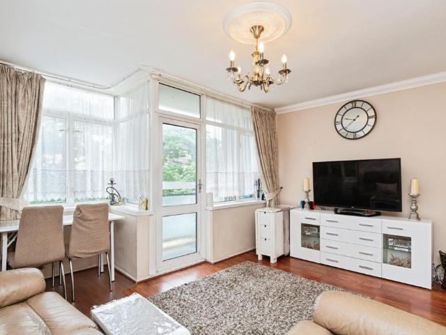 Flat for sale in Ratcliffe, Stepney