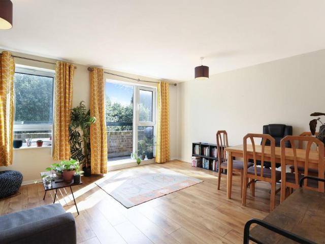 Flat for sale in Camberwell, Greater London