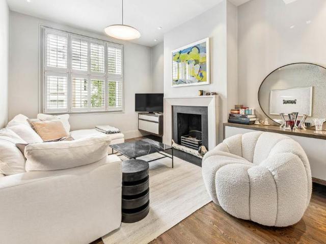 Flat for sale in Fulham, Walham Green