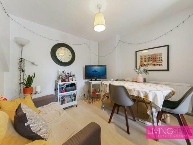 Flat for sale in Islington, Greater London