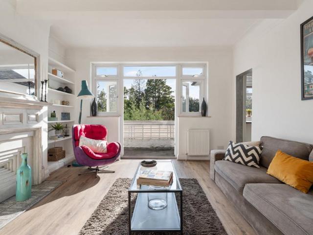 Flat for sale in Golders Green, Greater London