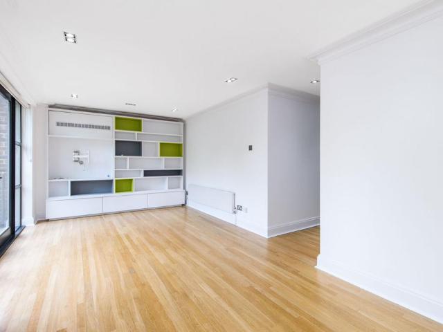 Flat for sale in North End, Greater London