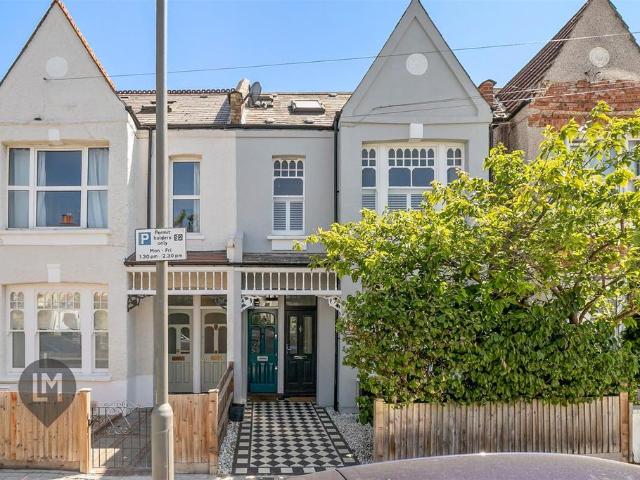 Flat for sale in Southfields, Greater London