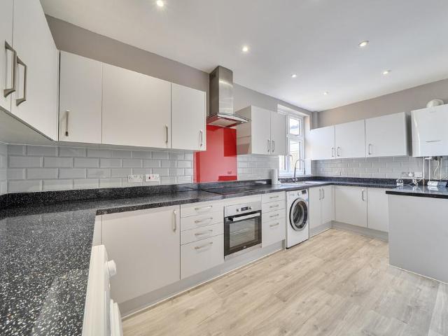 Flat for sale in London Borough of Merton, Mitcham