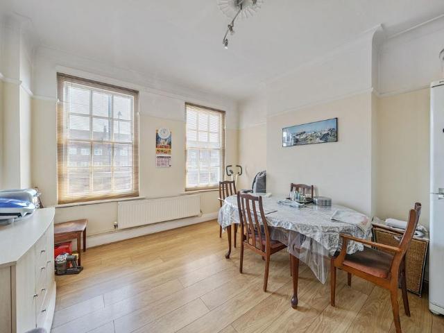 Flat for sale in Cockfosters, Greater London