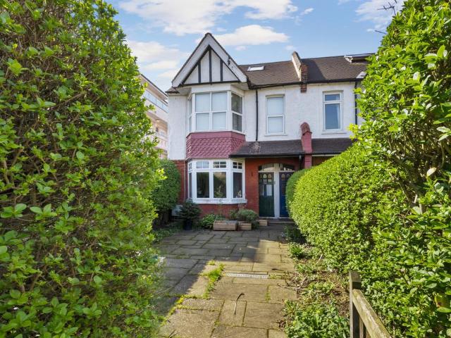 Flat for sale in London Borough of Merton, Raynes Park