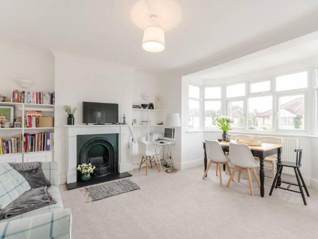 Flat for sale in New Malden, Greater London