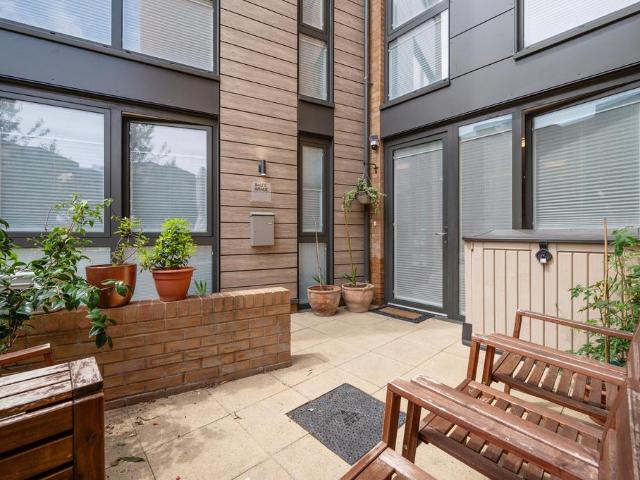Flat for sale in London Borough of Hounslow, Greater London