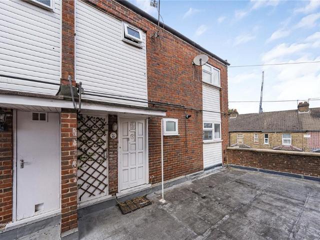 Flat for sale in Yiewsley, Greater London