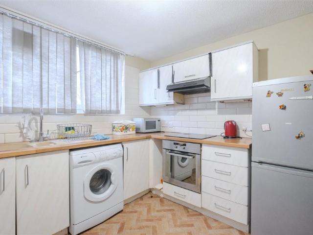 Flat for sale in Tulse Hill, Greater London