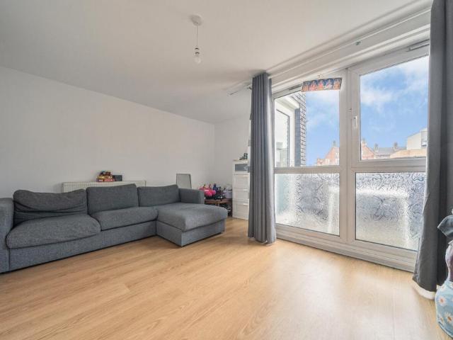 Flat for sale in Kennington, Greater London