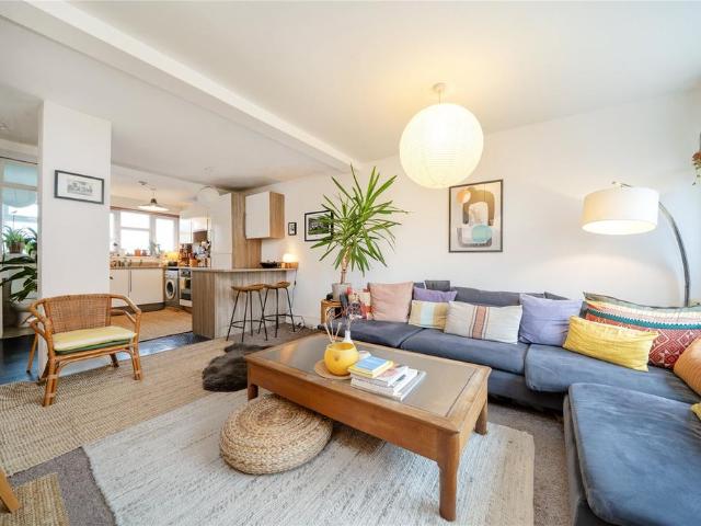 Flat for sale in Lower Clapton, Greater London